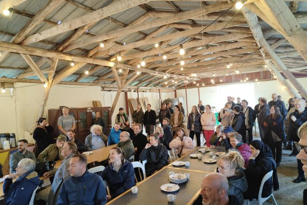 Forsamling i den ældgamle kostald, på Svanholm Gods